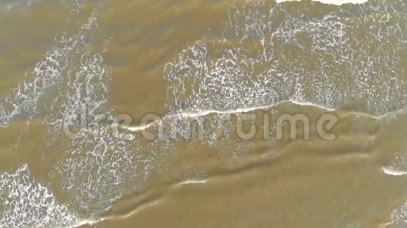 空中俯视图海浪到达岸边在沙滩上破碎淹没了海水视频的预览图