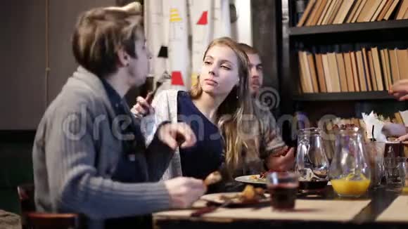 一群青少年在咖啡馆里一起分享食物视频的预览图