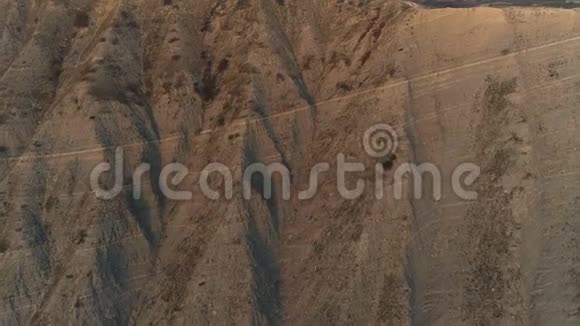 日落时巨大山岩美景的飞行空中镜头视频的预览图