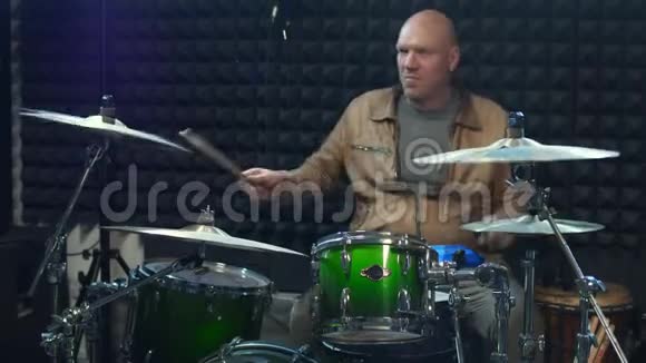 男鼓手用鼓槌打鼓视频的预览图