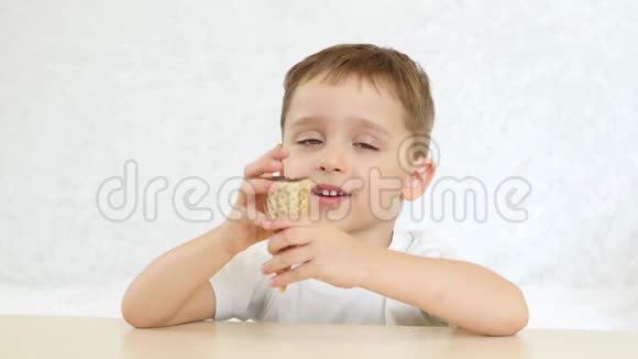 一个孩子很高兴在一个华夫饼锥里吃一个巧克力冰淇淋坐在上背景是白色的视频的预览图