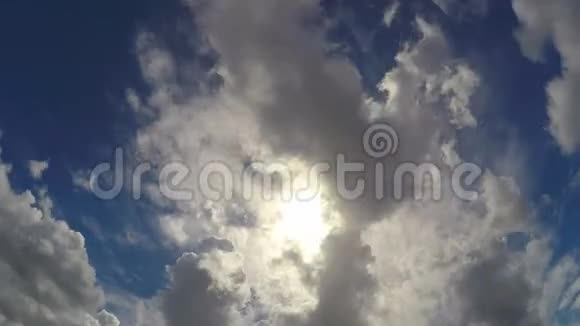 天空中飘着烟云在夏季多风天气中周期性地隐藏着太阳视频的预览图