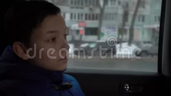 冬天少年从车窗外望去视频的预览图