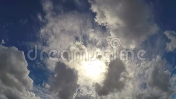 天空中隐藏着夏日阳光的蓬松大云美丽的云景视频的预览图