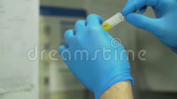 实验室尿液分析视频的预览图