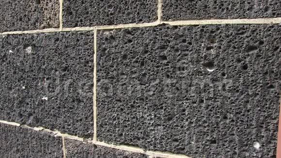 一个建筑的灰色粗糙的墙视频的预览图