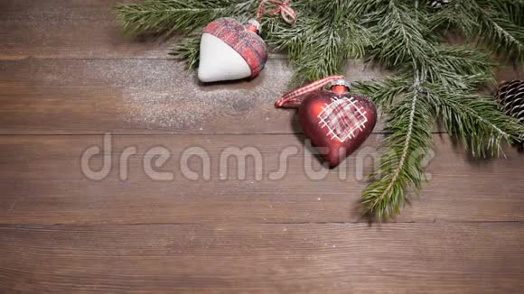 新年和圣诞明信片落在圣诞树上的雪装饰在木制背景上俯视图视频的预览图