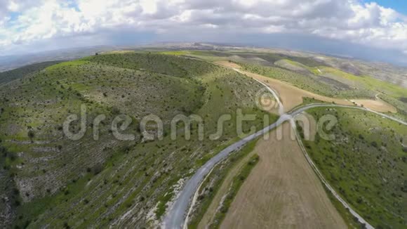 四架直升机飞越青山之上拍摄塞浦路斯令人惊叹的景观视频的预览图