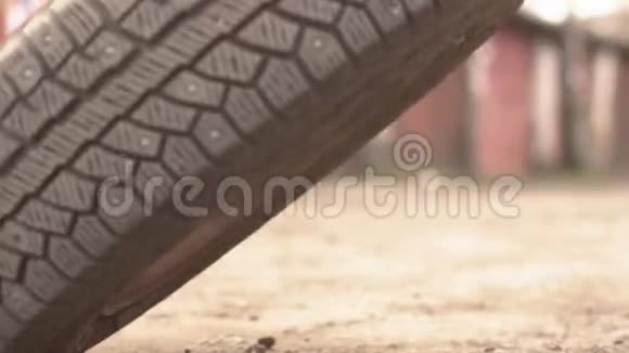 机械手持车轮胎在车库视频的预览图