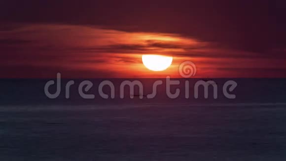 普吉岛日落渔船太阳近4k时间流逝泰国视频的预览图