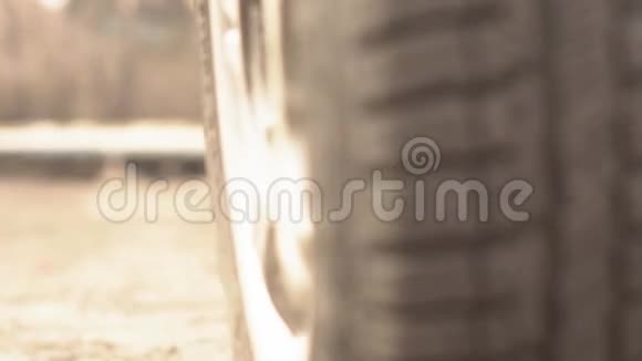 机械手持车轮胎在车库视频的预览图