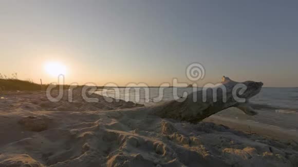 4k电影海滩日落时间树干和平静的波浪意大利视频的预览图