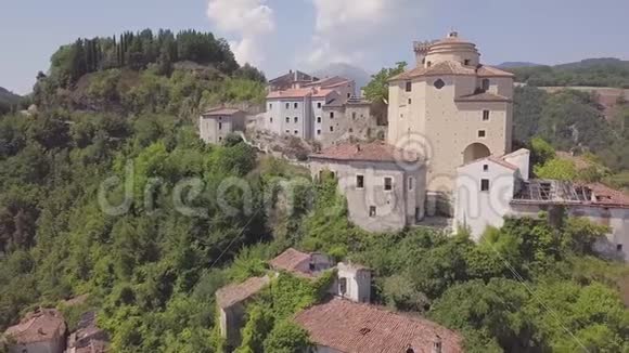 意大利莱诺山顶废弃村庄和桥梁的空中展示视频的预览图