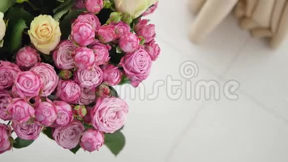 一束粉红色的小玫瑰视频的预览图