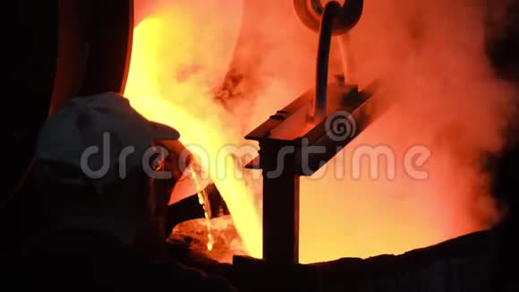 钢厂热钢浇筑库存录像在铸造厂流动金属液体金属在敞开式炉中的浇注视频的预览图