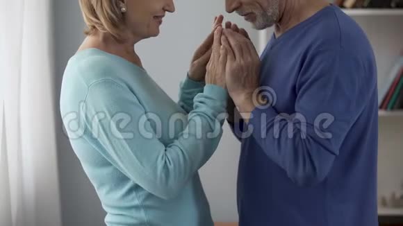 老两口用手相握男人亲吻女人爱温柔视频的预览图