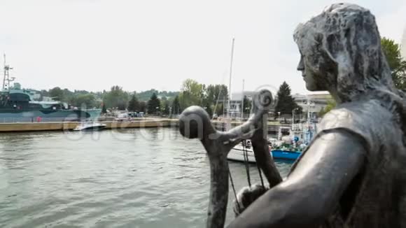 雕像装饰古董船离开港口到公海娱乐游客视频的预览图