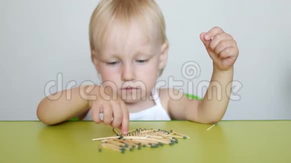 一个小孩在桌子上玩火柴白色背景白种人视频的预览图
