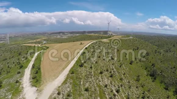 塞浦路斯丘陵以上的大型风电场生产替代能源视频的预览图