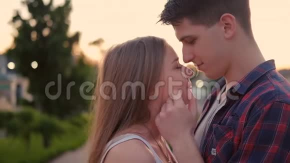 爱情真挚的感情情侣拥抱亲吻夕阳视频的预览图