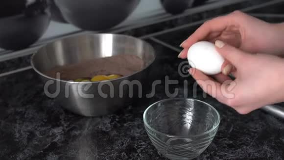 女人打碎鸡蛋把蛋白质和蛋黄分开视频的预览图