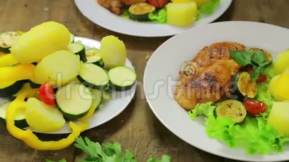 女人的手把蔬菜片放在一个盘子里里面有绿色沙拉和鸡肉视频的预览图