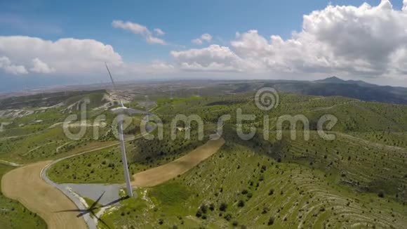 大型风力涡轮机矗立在田间环保发电视频的预览图