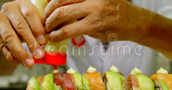 男厨师在厨房4k的寿司上抹酱视频的预览图
