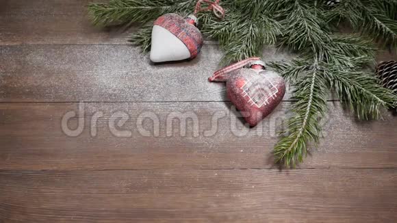 新年和圣诞明信片落在圣诞树上的雪装饰在木制背景上俯视图视频的预览图