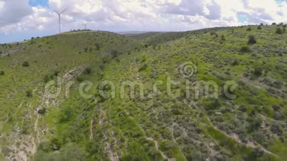 春天塞浦路斯青山和风电场上空的天桥大自然之美视频的预览图