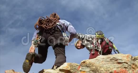登山者成功登上山顶4k视频的预览图