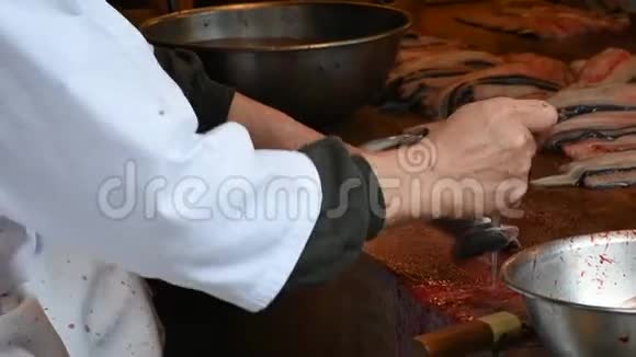 日本人杀了鳗鱼然后把鳗鱼放在肉里用甜酱烧烤视频的预览图