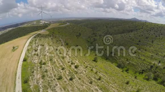 为塞浦路斯城市生产替代能源和发电的风力农场视频的预览图