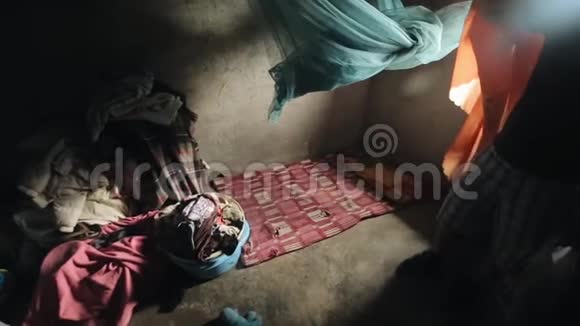 在非洲的一个可怜的小房子里很多衣服亚麻布躺在混凝土地板上视频的预览图