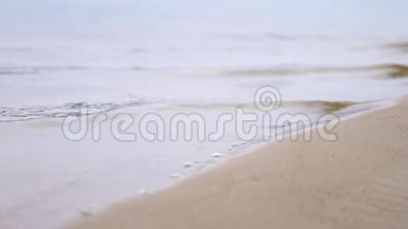 海浪的海滩背景库存录像沙滩上的静水视频的预览图