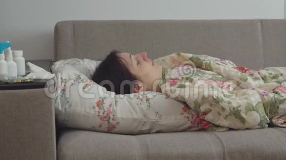 裹着毯子躺在床上的年轻女子视频的预览图