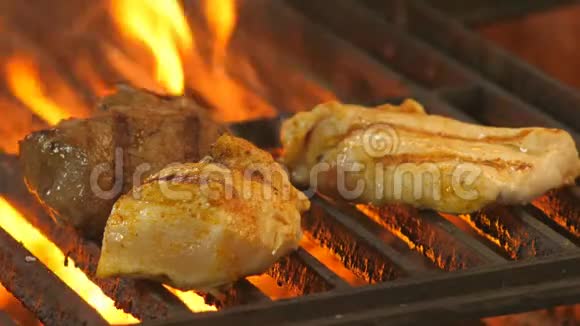 烧烤烤鲜肉烤鸡两片腌鸡片和牛肉香料胡椒粉盐视频的预览图