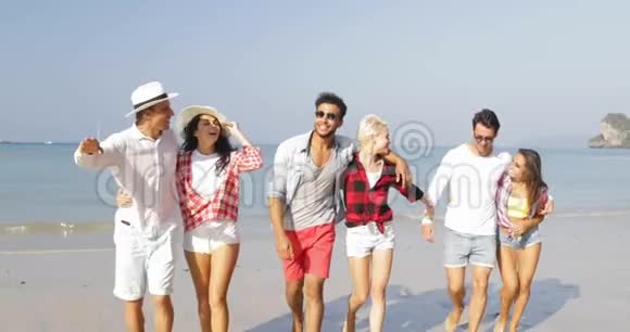 人们在沙滩上散步三对情侣在度假时拥抱快乐快乐男女交谈的游客视频的预览图