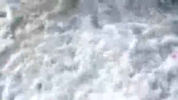 波浪在卵石上视频的预览图