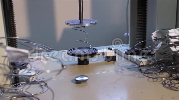 在金属弹簧上关闭骨科床垫弹簧的应力测试弹簧的生产质量控制视频的预览图