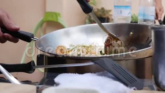 虾面和鸡蛋炒在炒锅里一步一步的烹饪垫泰国菜泰国菜特写镜头4k视频的预览图