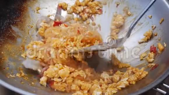 虾面和鸡蛋炒在炒锅里一步一步的烹饪垫泰国菜泰国菜特写镜头4k视频的预览图