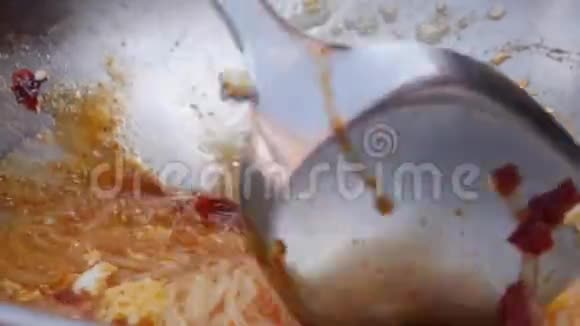 面条和鸡蛋在炒锅里一步一步的烹饪垫泰国菜泰国菜特写镜头4k视频的预览图