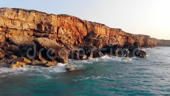 海浪中的岩石峭壁视频的预览图