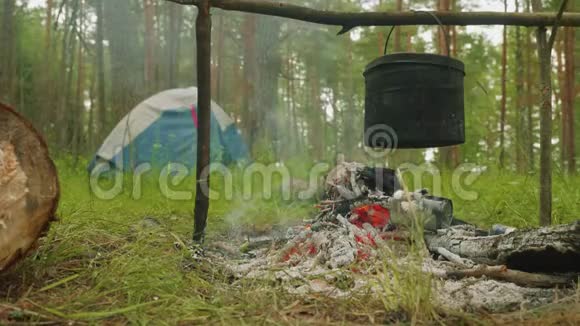 背景为帐篷的营地火灾大锅景观视频的预览图