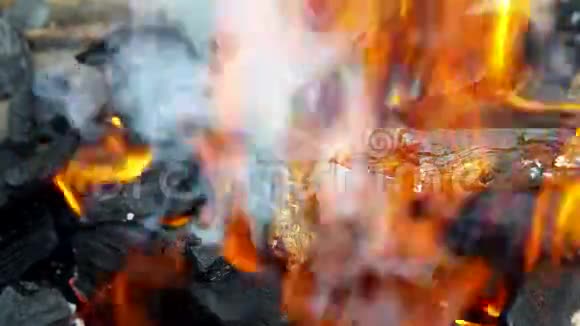 奄奄一息的余烬在壁炉里燃烧的木材在壁炉里热火的地方充满了木材和火视频的预览图
