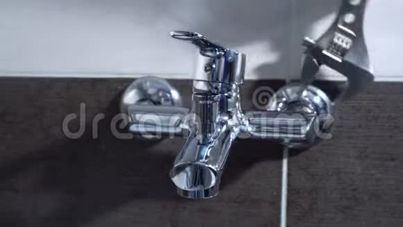 水管用扳手固定水龙头特写视频的预览图
