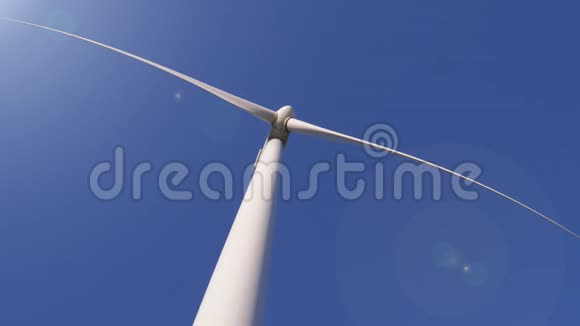 工业能源生产带有白色叶片的风力涡轮机在空中逆天旋转视频的预览图