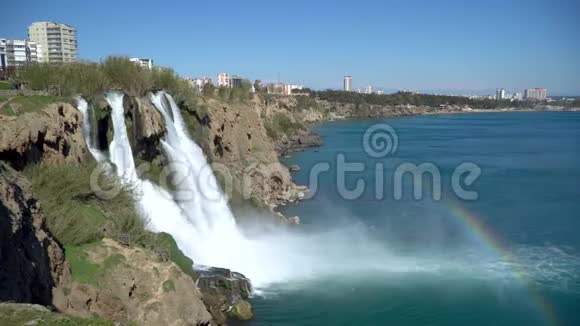 瀑布Duden落入地中海与彩虹景象安塔利亚土耳其视频的预览图