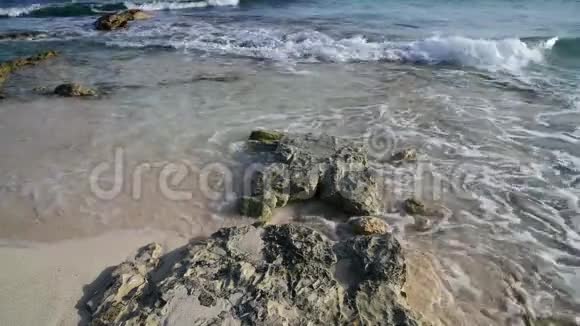 有沙底和石质的地中海清水视频的预览图